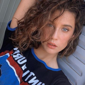 Saint Laurent Graphic Tee of María Pedraza on the Instagram account @mariapedraza_