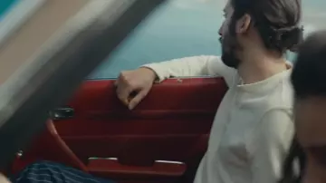 Le pantalon rayé de Lomepal dans son clip Trop beau
