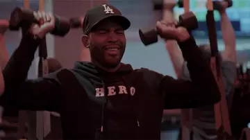 Le sweatshirt noir Sandro "hero" de Karamo Brown dans Queer Eye Saison 4