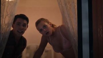 Natori Women’s Feathers Contour-Plunge Bra worn by Betty Cooper (Lili Reinhart) in Riverdale (Season 01 Episode 01)