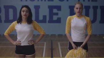 American Apparel Short de Running en Noir/Blanc porté par Veronica Lodge (Camila Mendes) à Riverdale (Saison 01 Épisode 01)