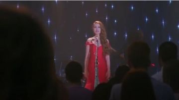 Jovani Monté hors de l'épaule robe portée par Cheryl Fleur (Madelaine Petsch) à Riverdale (S01E01)