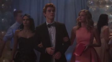 Halston Heritage Satin Faille Dress With Cut Outs usado por Betty Cooper (Lili Reinhart) en Riverdale (S01E01)