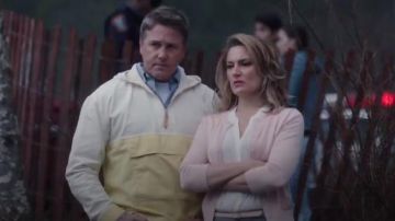 Cardigan halógeno de tres cuartos de manga en melocotón rosa usado por Alice Cooper (Mädchen Amick) en Riverdale (Temporada 01 Episodio 01)