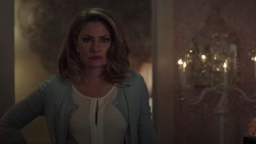 Halogène à Manches Trois Quart Cardigan porté par Alice Cooper (Mädchen Amick) à Riverdale (Saison 01 Episode01)
