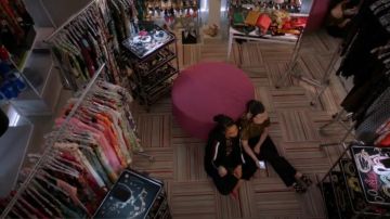 Walter De Silva Cutout Suede & Patent Leather Sandalias usadas por Jane Sloan (Katie Stevens) en The Bold Type (Temporada 03 Episodio 09)