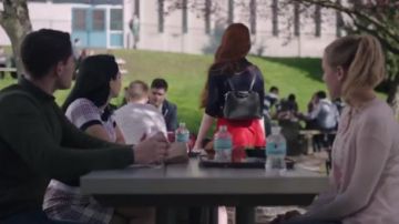 Prada Cuir Saffiano Lux Promenade à Dos porté par Cheryl Fleur (Madelaine Petsch) à Riverdale (Saison 01 Épisode 01)