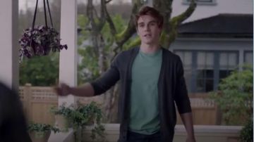 Banana Republic Silk Cotton Cashmere Cardigan usado por Archie Andrews (K.J. Apa) en Riverdale (Temporada 01 Episodio 01)