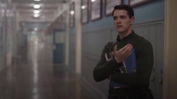 Écart Heathered Crew Pull porté par Kevin Keller (Casey Cott) à Riverdale (Saison 01 Épisode 01)