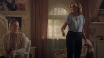 Banana Republic Pleat Sleeve Top usado por Alice Cooper (Mädchen Amick) en Riverdale (Temporada 01 Episodio 02)