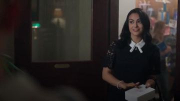 Ted Baker Dixxy Couches Robe en Dentelle porté par Veronica Lodge (Camila Mendes) à Riverdale (Saison 01 Épisode 02)
