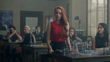 Ted Baker Natalle Haut porté par Cheryl Fleur (Madelaine Petsch) à Riverdale (Saison 01 Épisode 02)