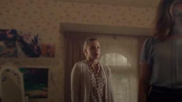 H&M Sleeveless Blouse in Powder Pink/Pattern worn by Betty Cooper (Lili Reinhart) in Riverdale (Season 01 Episode 02)