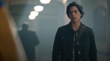 AllSaints Bering Veste de Denim Lavé Noir) portés par la Jughead Jones (Cole Sprouse) à Riverdale (Saison 01 Épisode 02)