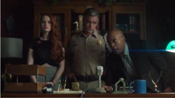 Zara Vichy Imprimer des Shorts portés par Cheryl Fleur (Madelaine Petsch) à Riverdale (Saison 01 Épisode 02)