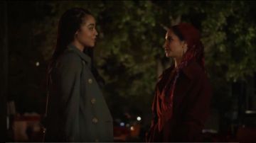 Burberry The Westminster Long Cotton Gabardine Trench Coat usado por Kat Edison (Aisha Dee) en The Bold Type (Temporada 03 Episodio 08)