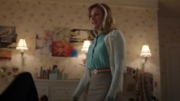 J Crew Suéter ligero de lana Jackie cardigan en marfil usado por Alice Cooper (Mädchen Amick) en Riverdale (Temporada 01 Episodio 02)