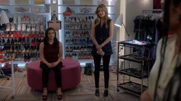 Stuart Weitzman Mira Mules porté par Sutton Brady (Meghann Fahy) dans Le Gras (Saison 03 Episode 08)