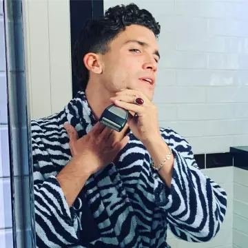 Albornoz cebra que lució Jaime Lorente en su cuenta de Instagram @jaimelorentelo