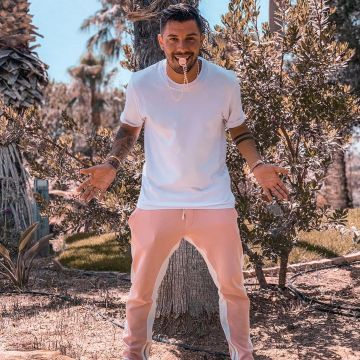 The jogging pants pink Kevin Guedj on his account Instagram @kevinguedj