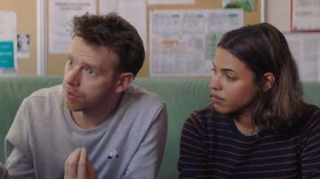 Le pull gris Le Coq Sportif porté par Thierry (Antoine Reinartz) dans La Vie scolaire