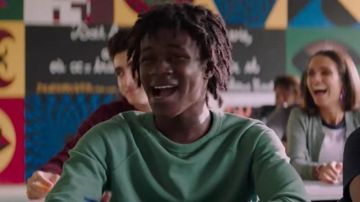 Le sweat-shirt vert porté par un élève dans La Vie scolaire
