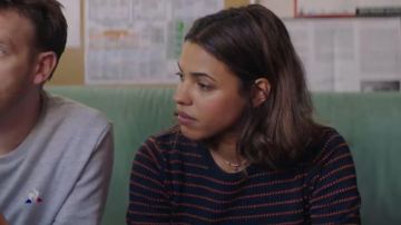 Le pull noir à rayures rouges porté par Samia (Zita Hanrot) dans La Vie scolaire