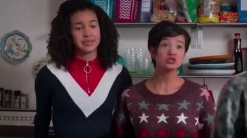 Suéter Wildfox Rainbow Star usado por Andi Mack (Peyton Elizabeth Lee) en Andi Mack (Temporada 03 Episodio 19)