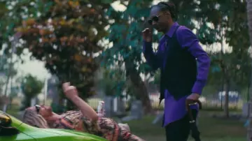 Violet shirt porté par de la Lingerie (Snoop Dogg) comme on le voit dans Le Beach Bum