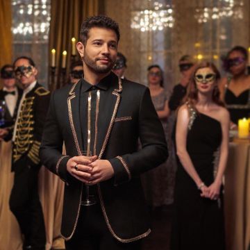 Chaqueta de Saint Laurent Chevron con trenza dorada que lució Rafael de la Fuente en su cuenta de Instagram @rafaeldlf