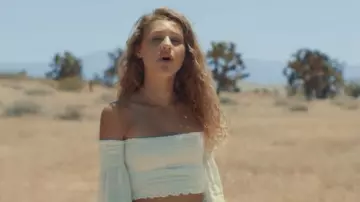 The crop top naked shoulders worn by Lou in her video clip In the blue of the sky