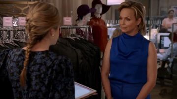 Giorgio Armani Funnel Neck Sleeveless Silk Blouse usada por Jacqueline Carlyle (Melora Hardin) en The Bold Type (Temporada 03 Episodio 07)