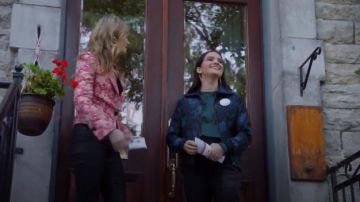 Icône Floral Jacquard Bomber usado por Jane Sloan (Katie Stevens) en The Bold Type (Temporada 3 Episodio 7)