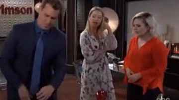 Michael Kors Solid V-Neck Tie Sleeve Top usado por Kirsten Storms como se ve en el Hospital General 22 de julio de 2019