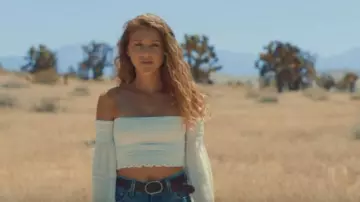 The brown belt worn by LOU in her video clip In the blue of the sky