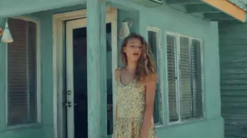 the long dress with flowers from LOU in her video clip In the blue of the sky