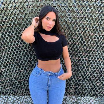 Le crop top noir de Milla Jasmine sur son compte Instagram @millajasmineoff