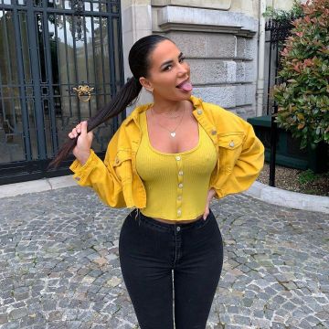 La veste en jean courte jaune de Milla Jasmine sur son compte Instagram @millajasmineoff