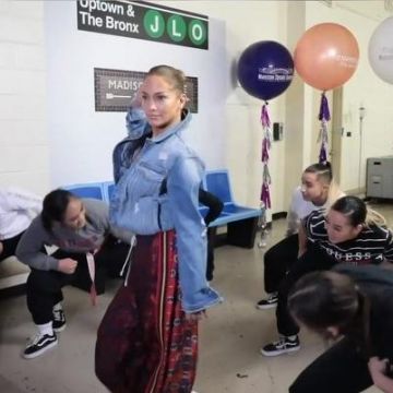 Los pantalones de jogging estampados en seda de Jennifer Lopez en su cuenta de Instagram @jlo
