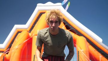 ¡La clásica camiseta gris unicornio We Are Legends de Vodk en el video de YouTube TOBOGGAN GÉANT CHALLENGE!