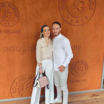 The small purse pink and white Lancel worn by Estelle Sabathier at Roland Garros in June 2019 to Paris