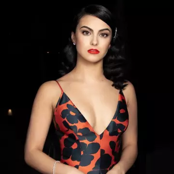 La Robe longue floral rouge et noir Lela Rose portée par Camila Mendes sur son compte Instagram