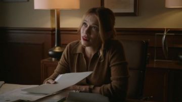 Le Pull en laine marron col V porté par Keri Allen (Bethany Joy Lenz) dans Pearson (Saison 01)