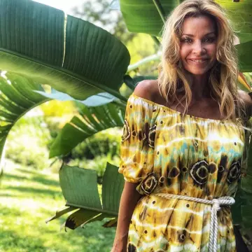 The dress tye & dye of Ingrid Chauvin's on his account Instagram @ingrid_chauvin_officiel