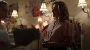 Karl Lagerfeld Blusa plisada de manga corta usada por Alice Cooper (Mädchen Amick) en Riverdale (Temporada 01 Episodio 03)