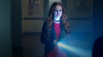 Nasty Gal Ici Kitty Satin tour de cou de Cheryl Fleur (Madelaine Petsch) à Riverdale (Saison 01 Épisode 03)