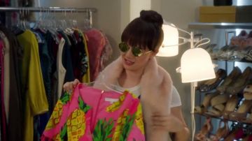 Trina Turk Raine Pineapple Tassel Trim Dress usado por Jane Sloan (Katie Stevens) en The Bold Type (Temporada 03 Episodio 06)