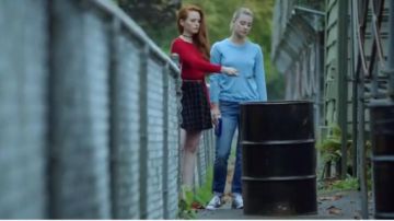 H&M Jupe Cercle en Noir/Vérifié porté par Cheryl Fleur (Madelaine Petsch) à Riverdale (Saison 01 Épisode 03)