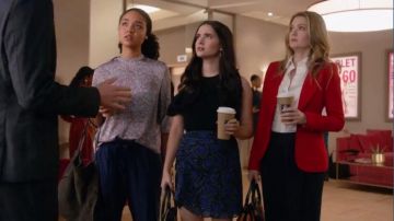 Tanya Taylor Brennan Pant In Blue usada por Sutton Brady (Meghann Fahy) en The Bold Type (Temporada 03 Episodio 06)