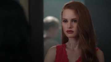 ALDO Ingenito le Foulard porté par Cheryl Fleur (Madelaine Petsch) à Riverdale (Saison 01 Épisode 03)
